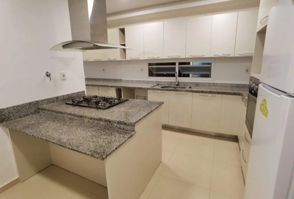 DEPARTAMENTO SEMI AMOBLADO DE 3 HABITACIONES EN EL EDIFICIO LA TOSCANA. — foto 2