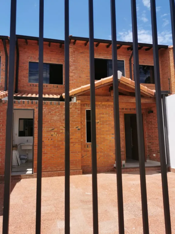VENDO HERMOSO DUPLEX EN LUQUE, ZONA RAKIURA. Y5515 — foto 2