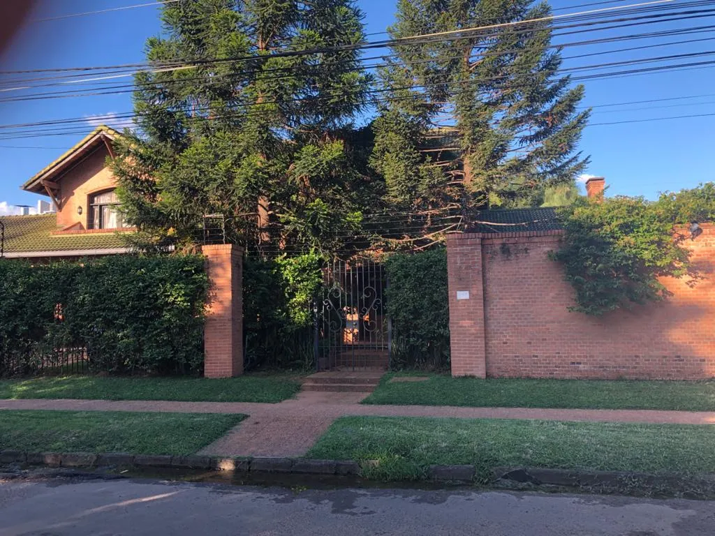 VENDO FINA RESIDENCIA SOBRE AVDA MOLAS LOPEZ - MBURUCUYA — foto 2