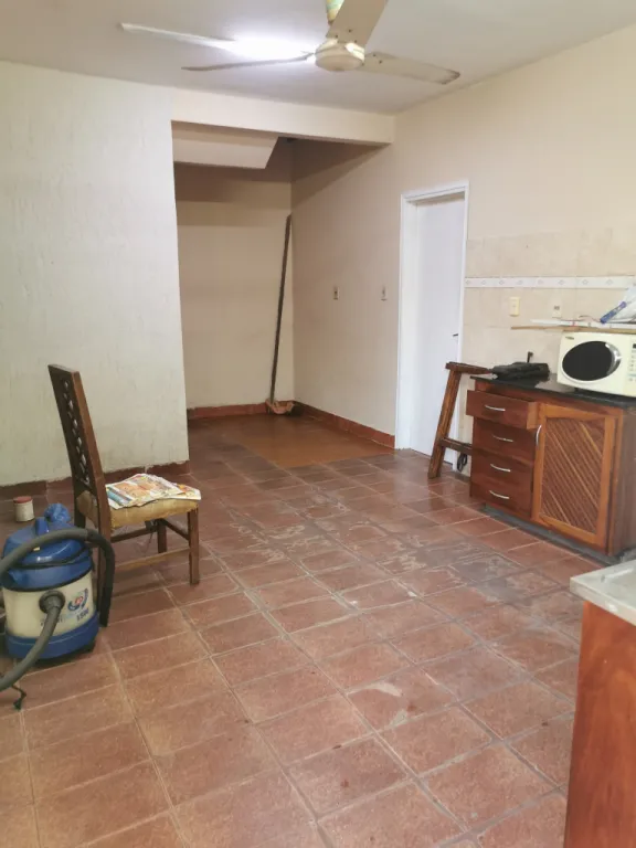 Departamento con salones comerciales a 1 cuadra de Acceso Sur — foto 2
