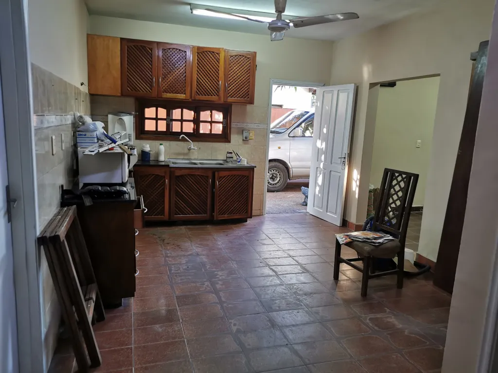 Departamento con salones comerciales a 1 cuadra de Acceso Sur — foto 3