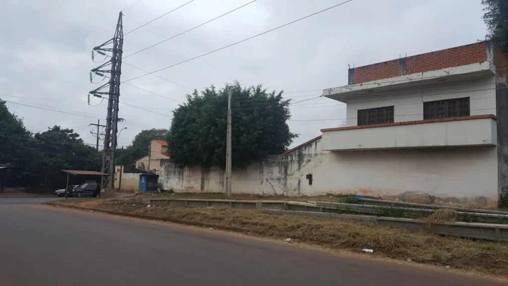 VENDO CASA EN SAN LORENZO EN LA ESQUINA DE LA SUB ESTÁTICA DE LA ANDE — foto 2