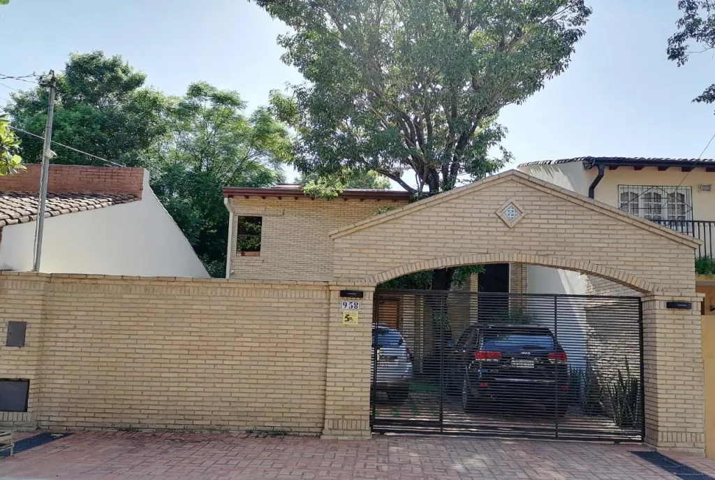 VENDO AMPLIA CASA EN BARRIO SAJONIA — foto 2