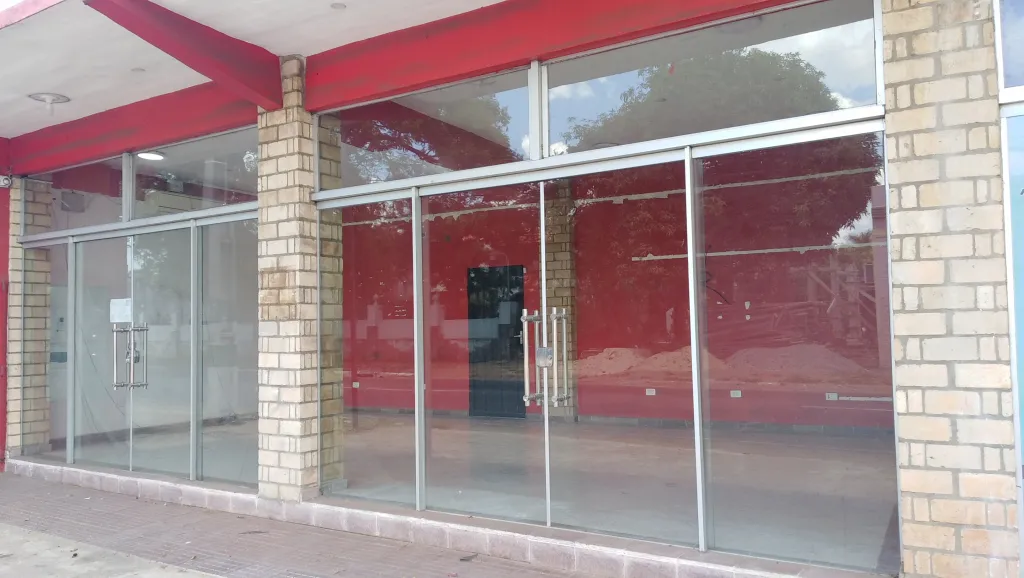 Espectacular salón comercial en Ypacaraí!! — foto 2