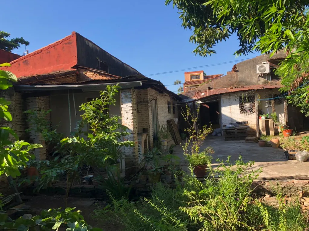 VENDO TERRENO EN BARRIO OBRERO CON CASA A DEMOLER! — foto 2