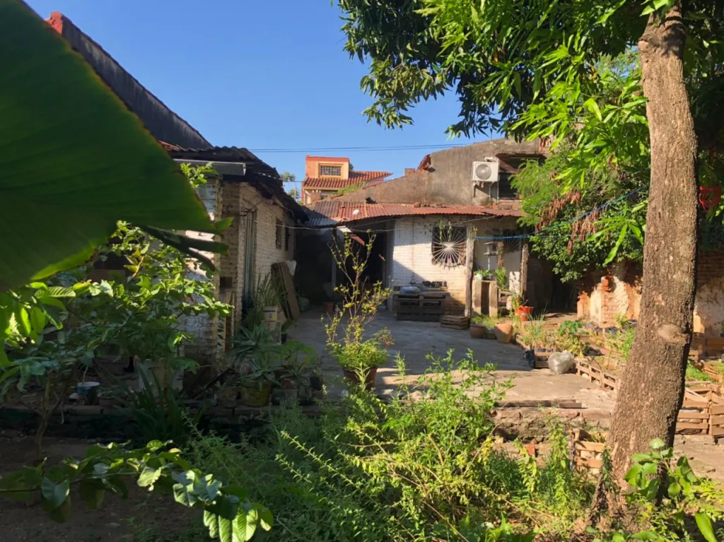 VENDO TERRENO EN BARRIO OBRERO CON CASA A DEMOLER! — foto 3