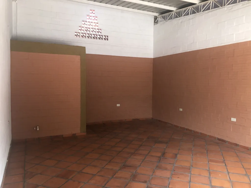 VENDO CASA EN EL CENTRO MISMO DE ÑEMBY CON VARIOS SALONES — foto 2