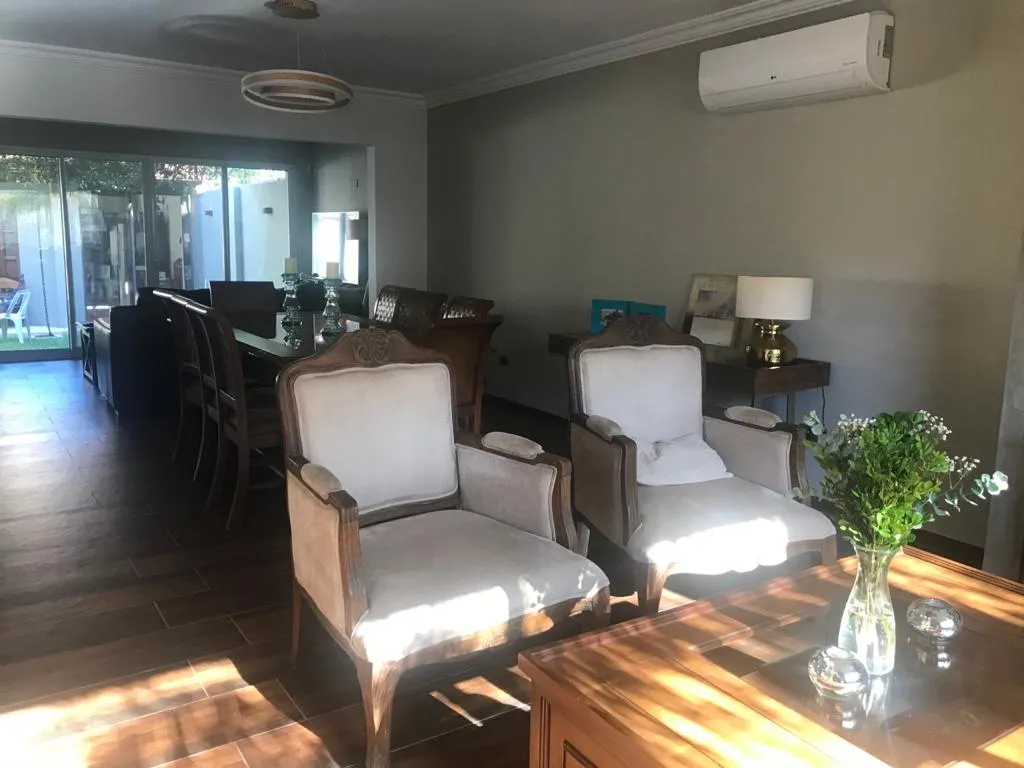 Vendo importante casa en Carmelitas. 4 dorm. y servicio. Piscina y quincho. Toda reciclada — foto 3