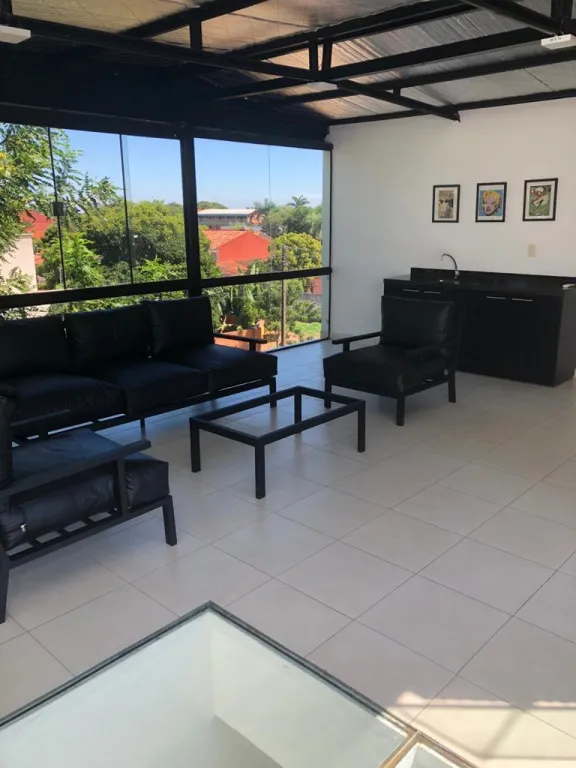 LUQUE – CONMEBOL: ELEGANTE TRIPLEX, 3 DORMITORIOS, PISCINA, 6.500.000 GS. — foto 2