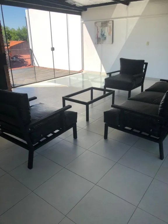 LUQUE – CONMEBOL: ELEGANTE TRIPLEX, 3 DORMITORIOS, PISCINA, 6.500.000 GS. — foto 3