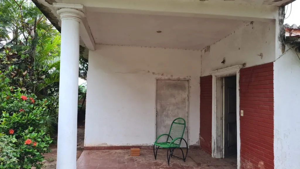 AMPLIO TERRENO CON CASA EN LIMPIO SOBRE ASFALTO ZONA LUISITO. — foto 3