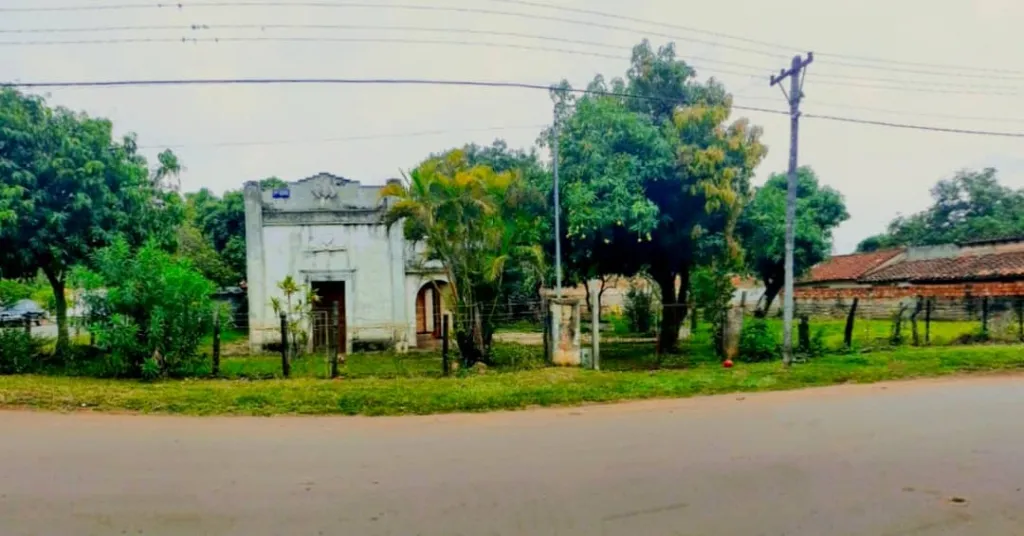 VENDO CASA EN ESQUINA EN LA CIUDAD DE PARAGUARÍ — foto 2