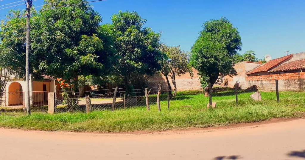 VENDO CASA EN ESQUINA EN LA CIUDAD DE PARAGUARÍ — foto 3