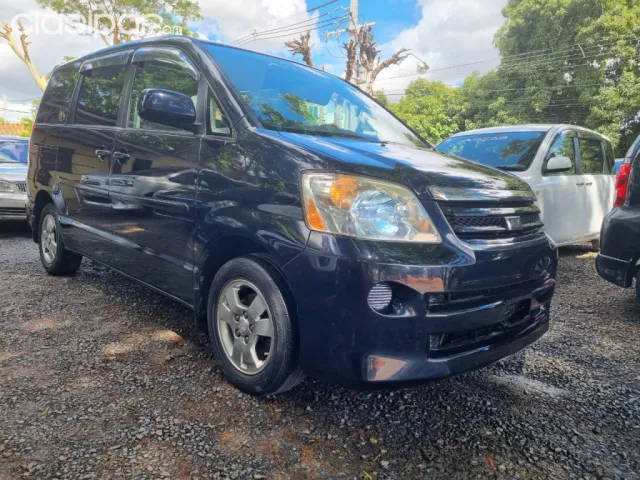Toyota Noah 2004 — foto 2