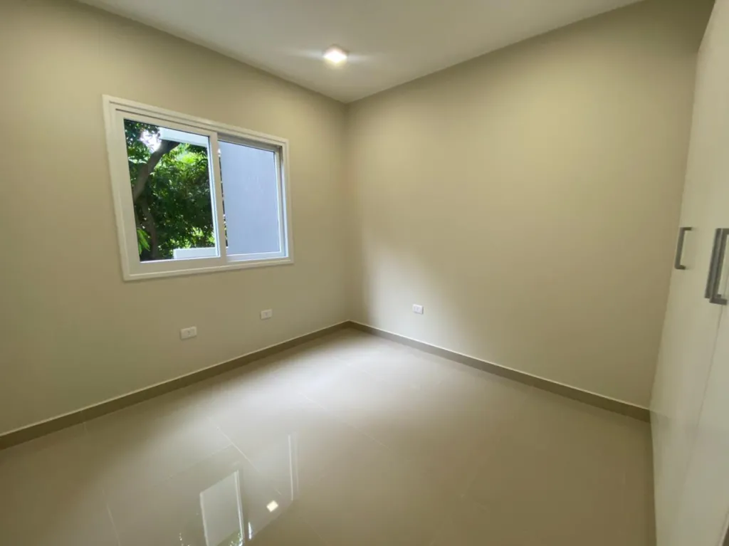 VILLA MORRA: DEPTO A ESTRENAR!! – 3 HABITACIONES, BALCÓN, PARRILLA, 2 COCHERAS - 1.400 USD — foto 2