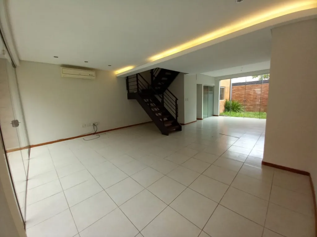 VENTA DE DUPLEX EN EL BARRIO MBOCAYATY- ASUNCIÓN — foto 3