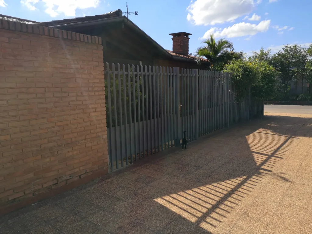 Residencia de una planta en esquina. — foto 2