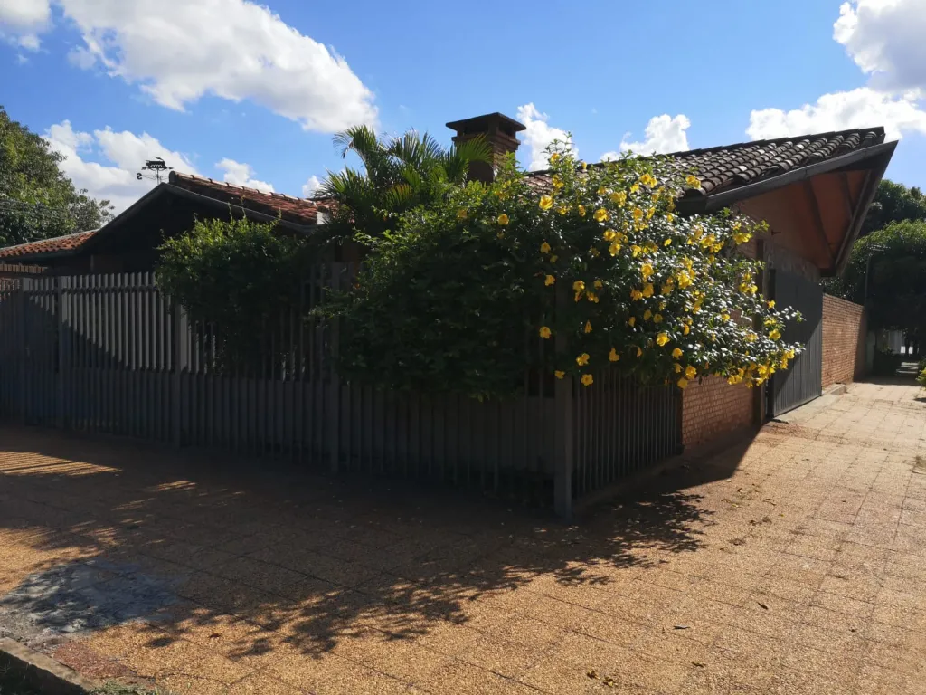 Residencia de una planta en esquina. — foto 3