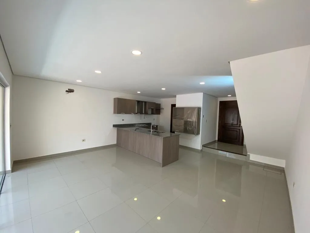 Vendo a ESTRENAR sobre Avenida del Yacht y Golf Club con salida al Campo de Golf — foto 3