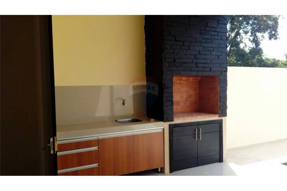 VENDO DUPLEX DE 3 DORMITORIOS CON AMPLIO PATIO EN SAN LORENZO ZONA CENTRO — foto 3