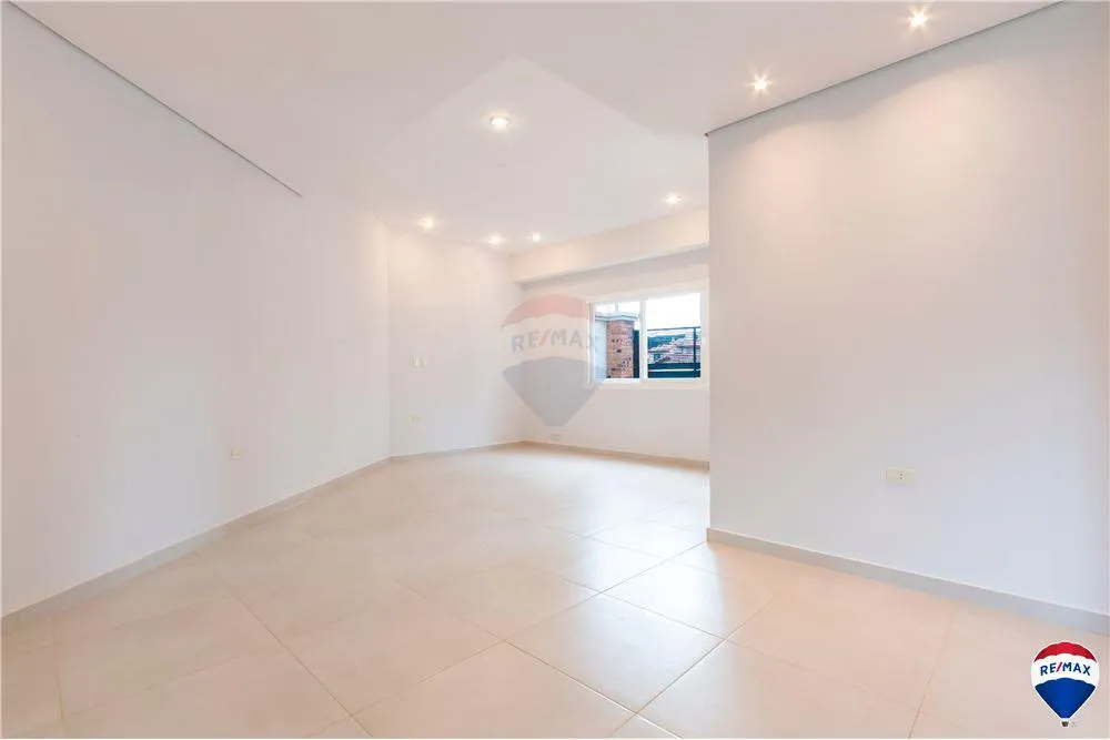 VENDO AMPLIO DUPLEX A ESTRENAR CON PATIO EN SAJONIA — foto 3