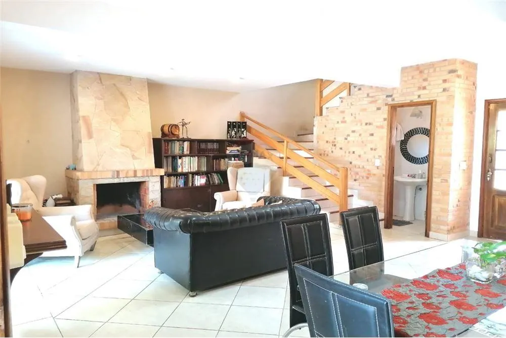 VENDO AMPLIO DUPLEX DE 3 DORMITORIOS CON PATIO Y PISCINA EN LAMBARE — foto 2