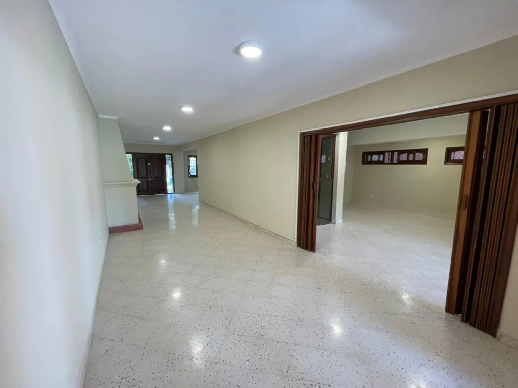 VILLA MORRA: PLANTA BAJA, RECICLADA TOTAL, 4 SUITES, PISCINA, JARDÍN, 12.000.000 GS. — foto 2