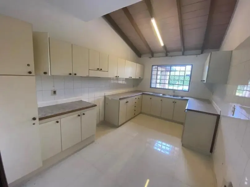 YCUA SATÍ – GOETHE: BELLÍSIMA RESIDENCIA, 5 DORMITORIOS, GRAN JARDÍN, PISCINA, 1.800 USD. — foto 2