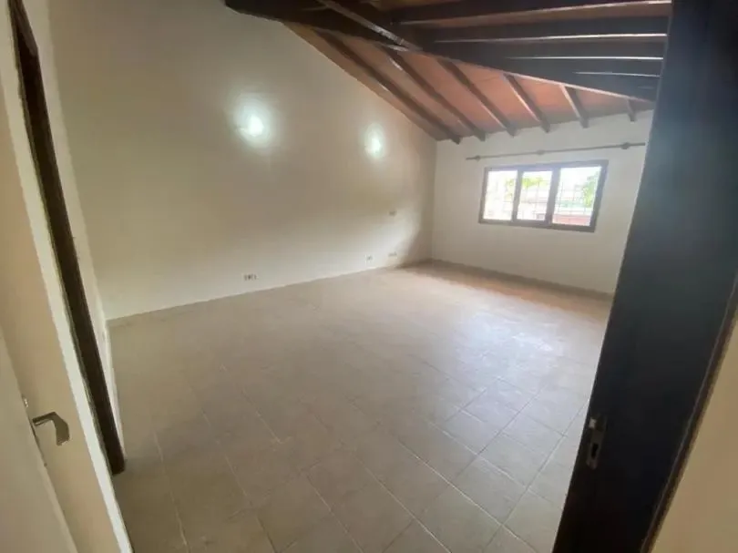 YCUA SATÍ – GOETHE: BELLÍSIMA RESIDENCIA, 5 DORMITORIOS, GRAN JARDÍN, PISCINA, 1.800 USD. — foto 3