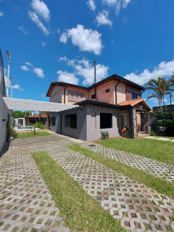 Z CIT: IMPECABLE RESIDENCIA, 3 SUITES, GRAN JARDÍN, PISCINA, 9.450.000 GS. — foto 2