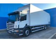 SCANIA CON CAJA Y RAMPA HIDRAULICA !! CAMION DISPONIBLE PARA IMPORTAR