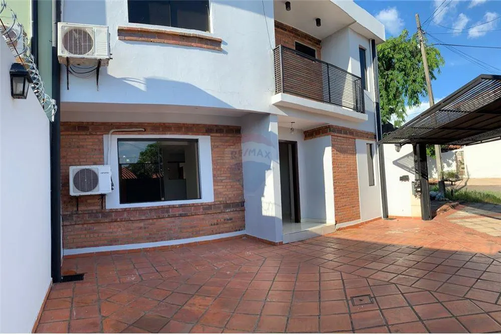 VENDO DUPLEX EN LAMBARÉ — foto 2
