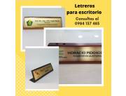 Porta nombre para escritorio base de madera o acrilico negro