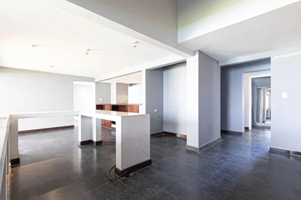 VENDO CASA EN BERNARDINO CABALLERO RODEADO DE AVENIDAS — foto 2