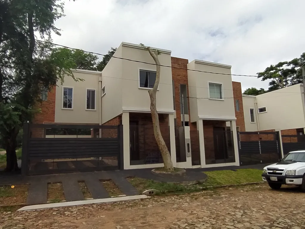 MARAVILLOSO DUPLEX EN ESQUINA -- LAMBARE — foto 3