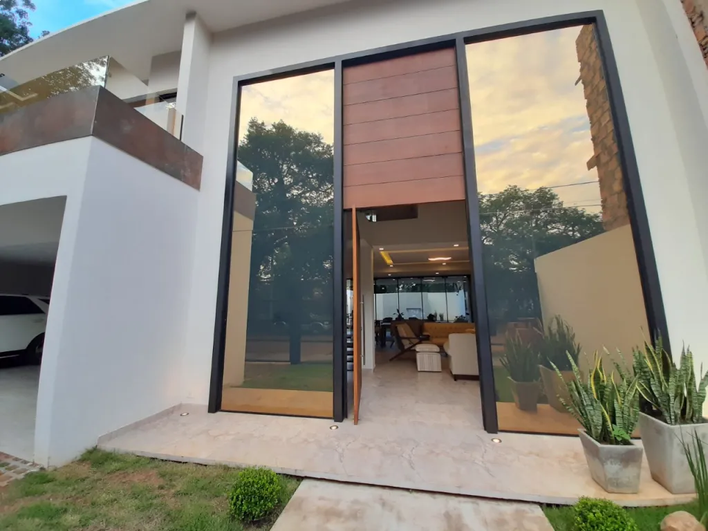 Hermosa casa estilo minimalista en el barrio América de Luque, cercanias Conmebol — foto 2
