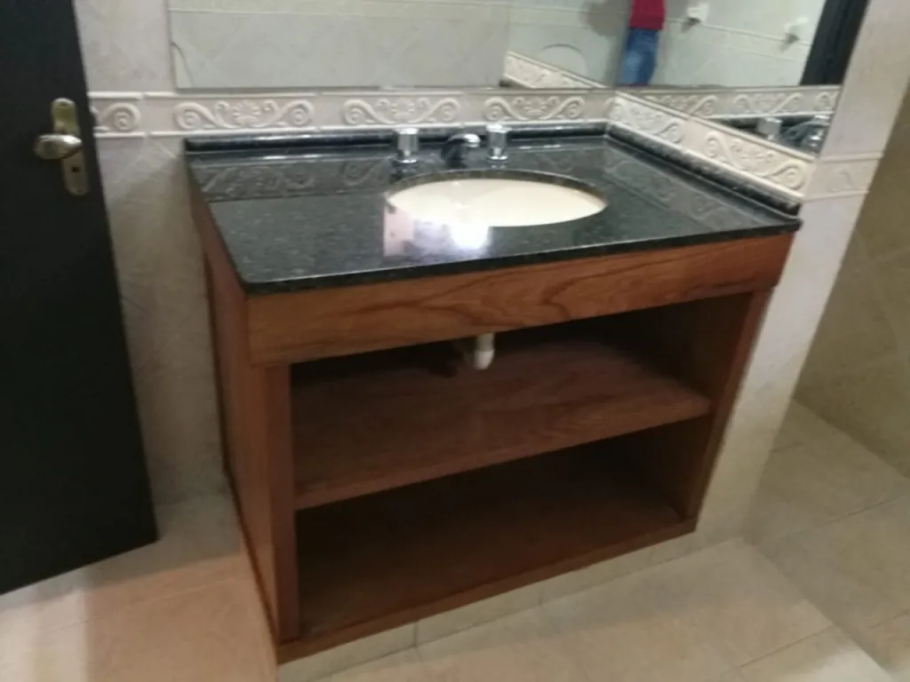 LAMBARE – EL PUEBLO: CONFORTABLE RESIDENCIA, 3 DORMITORIOS, JARDÍN – 4.500.000 GS. — foto 2