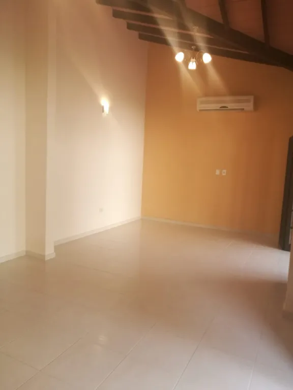 LAMBARE – EL PUEBLO: CONFORTABLE RESIDENCIA, 3 DORMITORIOS, JARDÍN – 4.500.000 GS. — foto 3