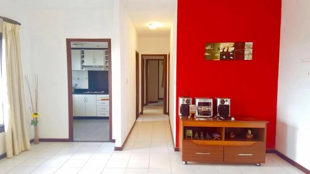 Alquilo o vendo elegante departamento totalmente amoblado en Edif. Faro del Rio — foto 3