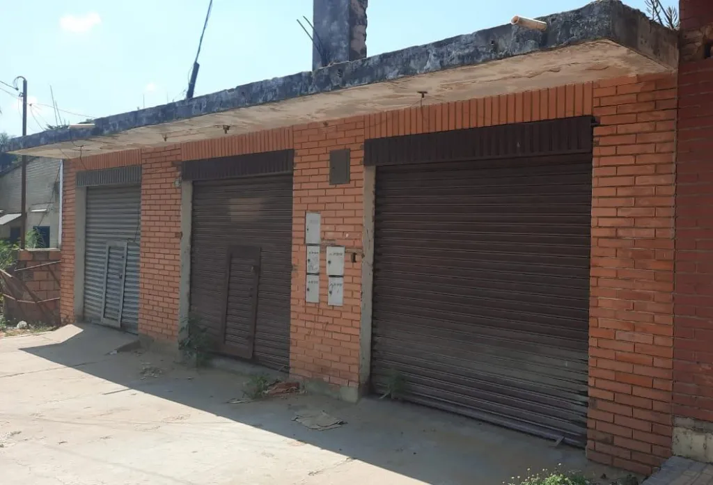 Vendo Amplio terreno con salones en Ñemby, zona Comercial — foto 3