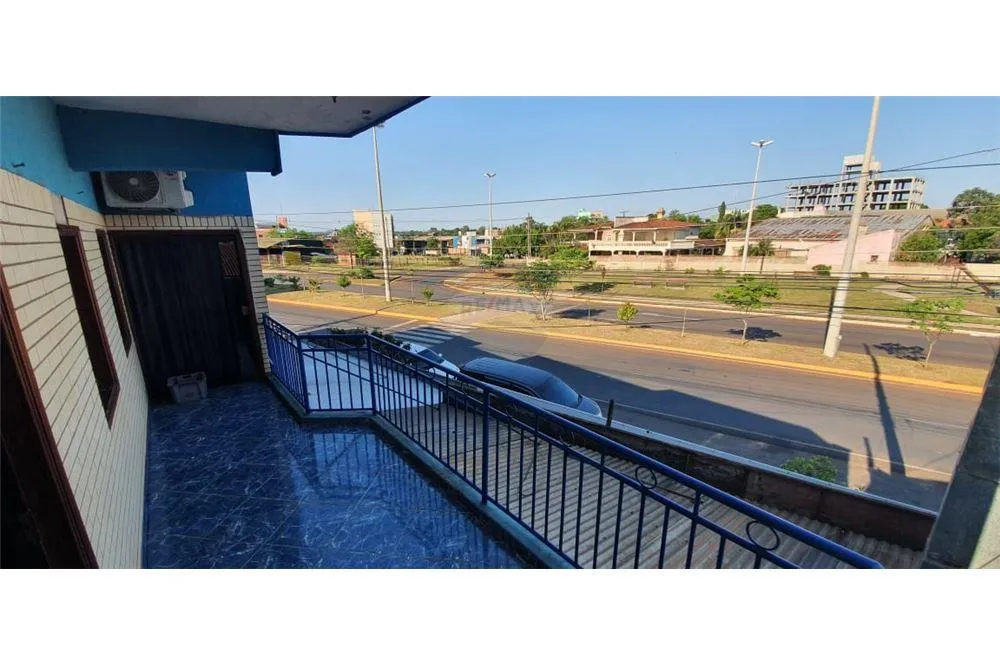 Vendo casa con salón comercial sobre Av. Irrazábal: 3 habitaciones y 3 baños. — foto 2