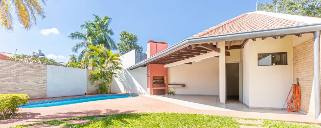 VENDO RESIDENCIA EN YCUÁ SATÍ A PASOS DE PASEO LA GALERIA — foto 3