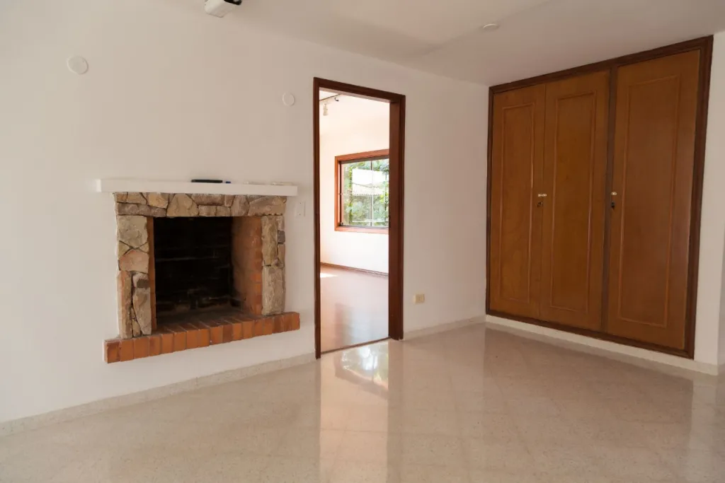VENDO IMPORTANTE RESIDENCIA EN BARRIO HERRERA SOBRE DEL MAESTRO — foto 3