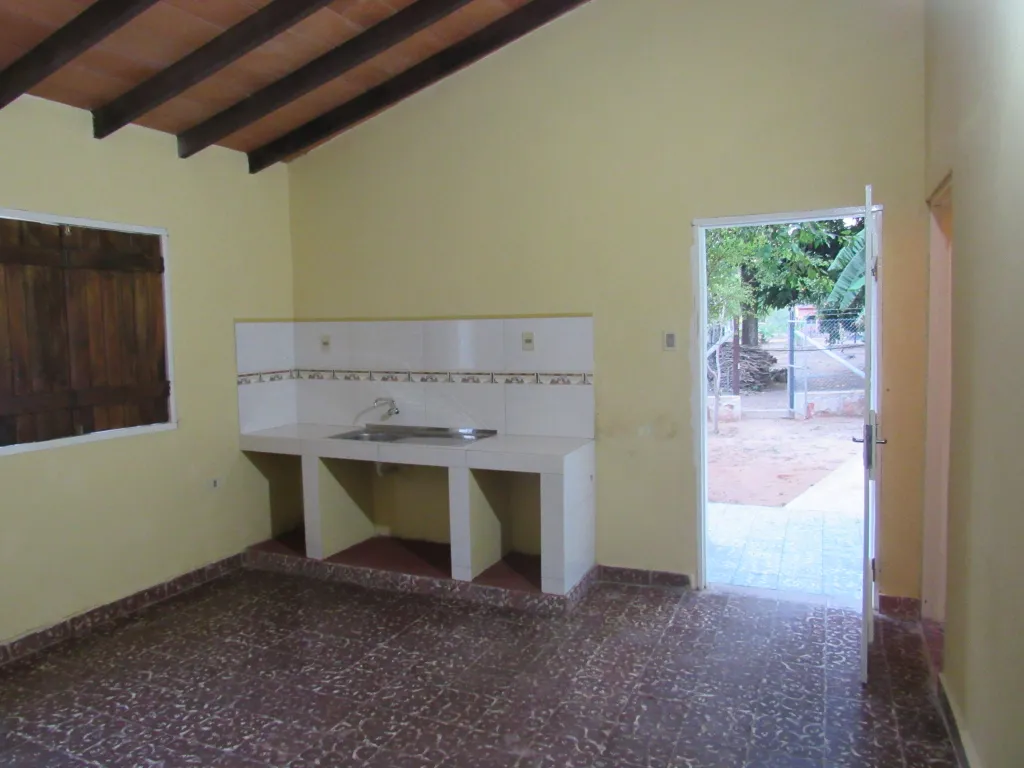 ALQUILO CASA EN AREGUA, CON TODOS LOS SERVICIOS BÁSICOS — foto 3