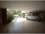 AMPLIA RESIDENCIA EN VENTA - BARRIO SAN VICENTE - A 150 mts. de la AVDA. FÉLIX BOGADO