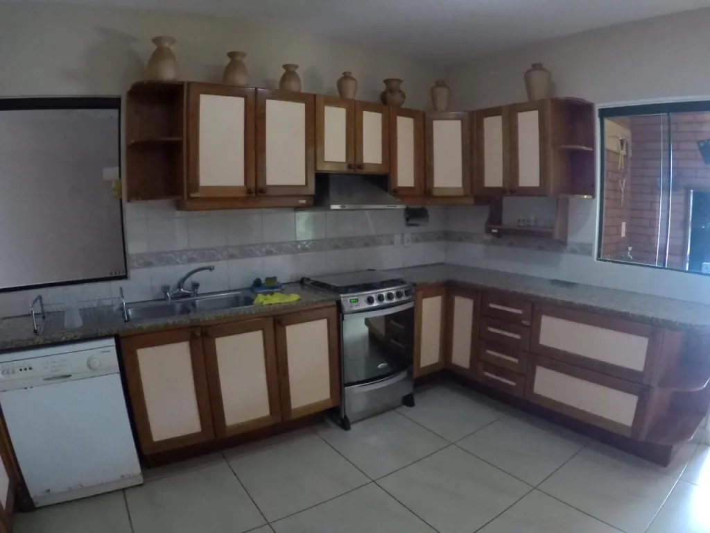 AMPLIA RESIDENCIA EN VENTA - BARRIO SAN VICENTE - A 150 mts. de la AVDA. FÉLIX BOGADO — foto 3
