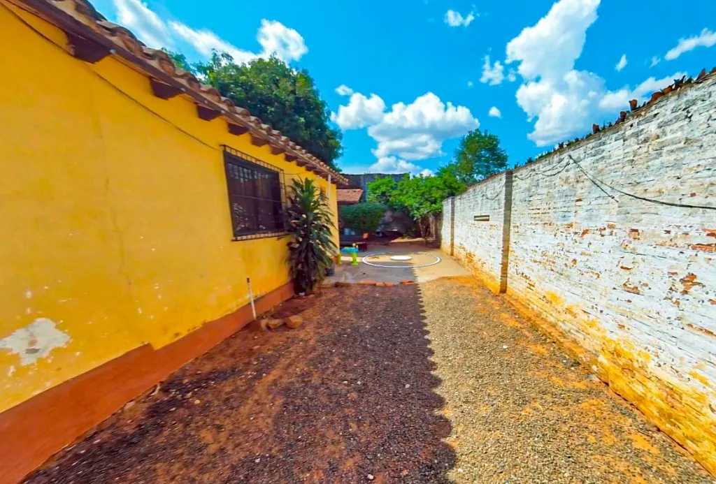 VENDO CASA CON AMPLIO TERRENO EN SAN LORENZO — foto 2