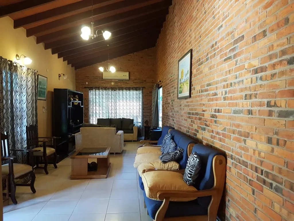 CASA AMOBLADA EN VENTA - AREGUA — foto 2