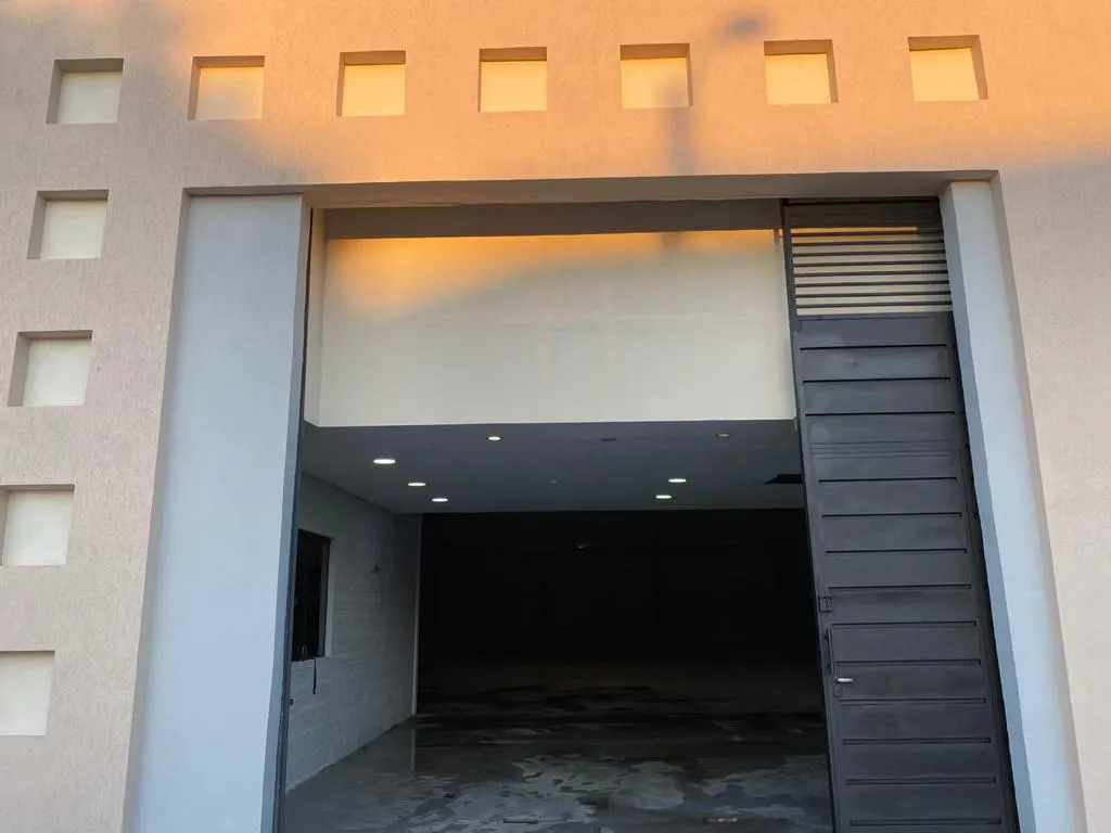 LUQUE LOS JARDINES: 360M2 DEPOSITO + OFICINAS A ESTRENAR – 10.000.000 GS. — foto 3