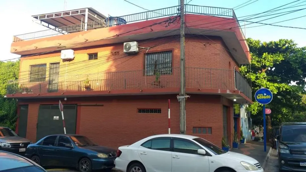 REMATO CASA CON 2 SALONES - COCHERA - ZONA ASUNCION — foto 2